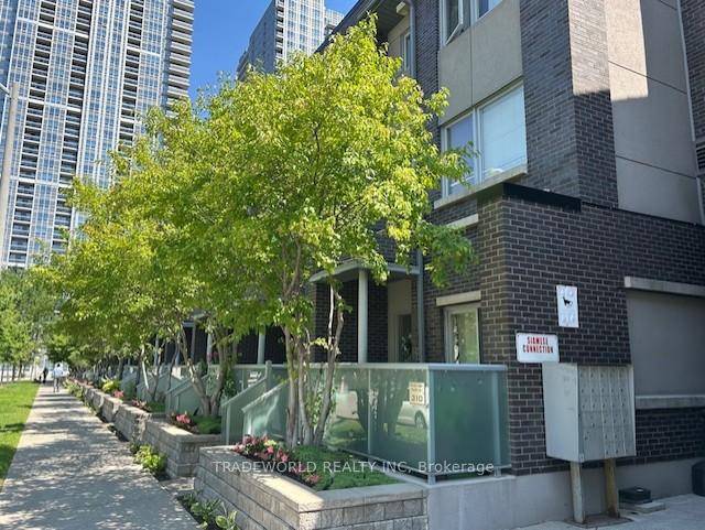 Tridel Built Townhomes At Metrogate An Award Winning Community With Urban Design amp ; New Standard of Green Living Rarely Offer 4 Bedrooms End Unit 9 Ft Ceiling amp ; ...