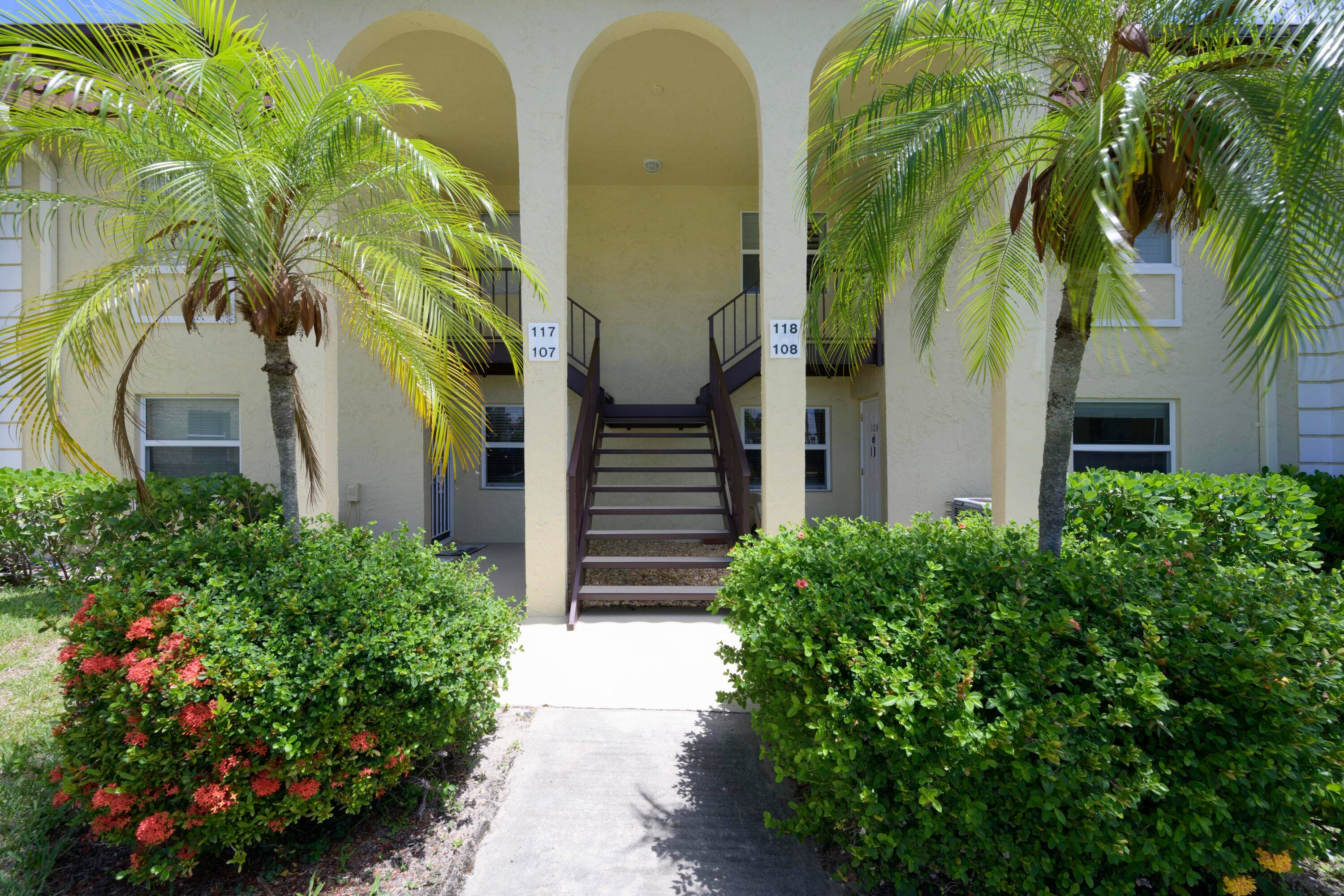 Location ! Location ! This ground floor unit is conveniently located to all Jupiter has to offer.