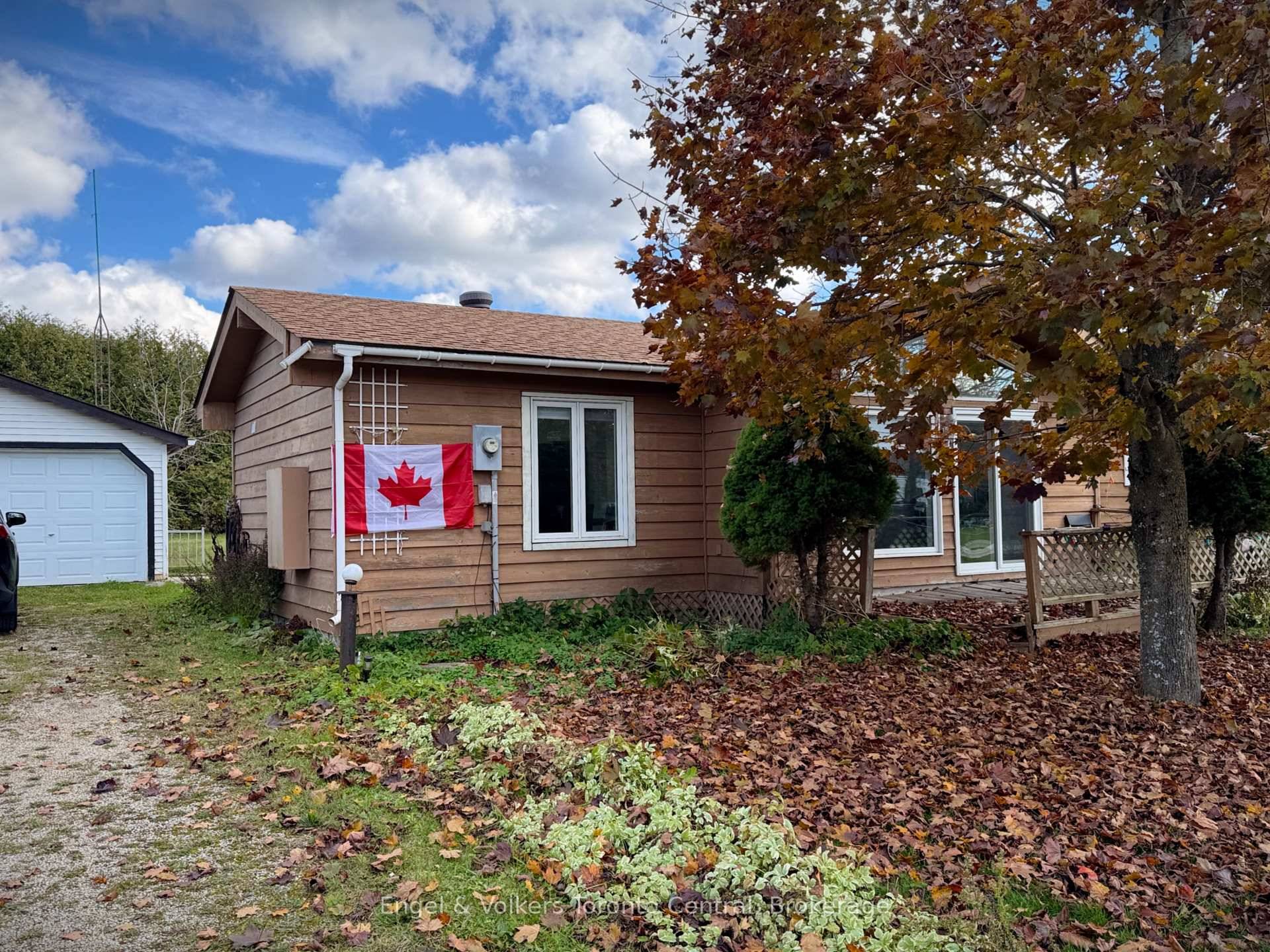 3 Bedroom Charming Bungalow Located Just Steps Away From Lake Eugenia and Eugenia Falls.