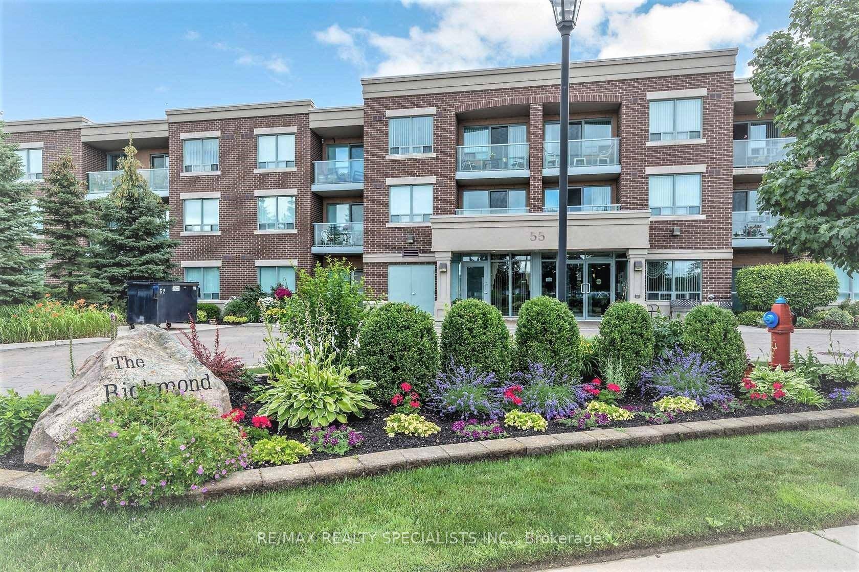 Rosedale Village Gem ! Enjoy the view of the Golf Course from Your Own Balcony.