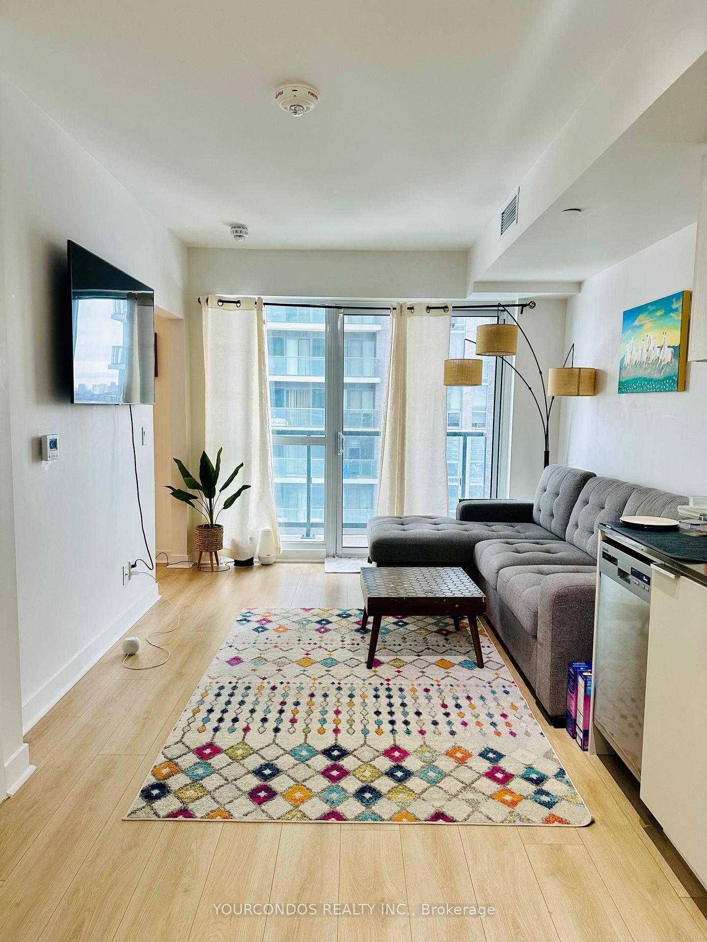 Modern 1 Bedroom Unit At The Sonic Condo.