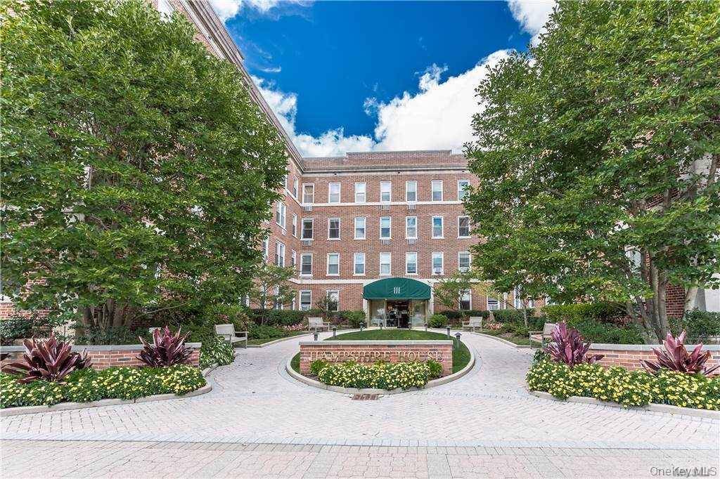 Welcome to this elegant doorman condo on vibrant 7th Street.