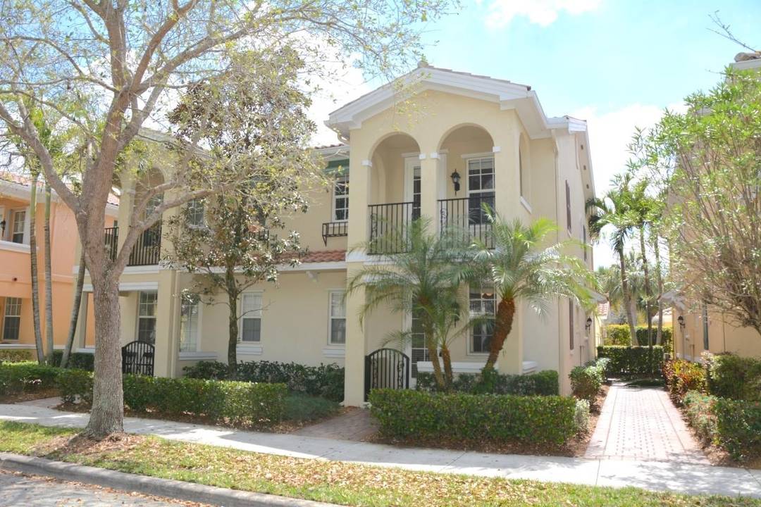 Immaculate 4 BR 3 BA 2 Car duplex with courtyard patio in lovely Tuscany at Abacoa.