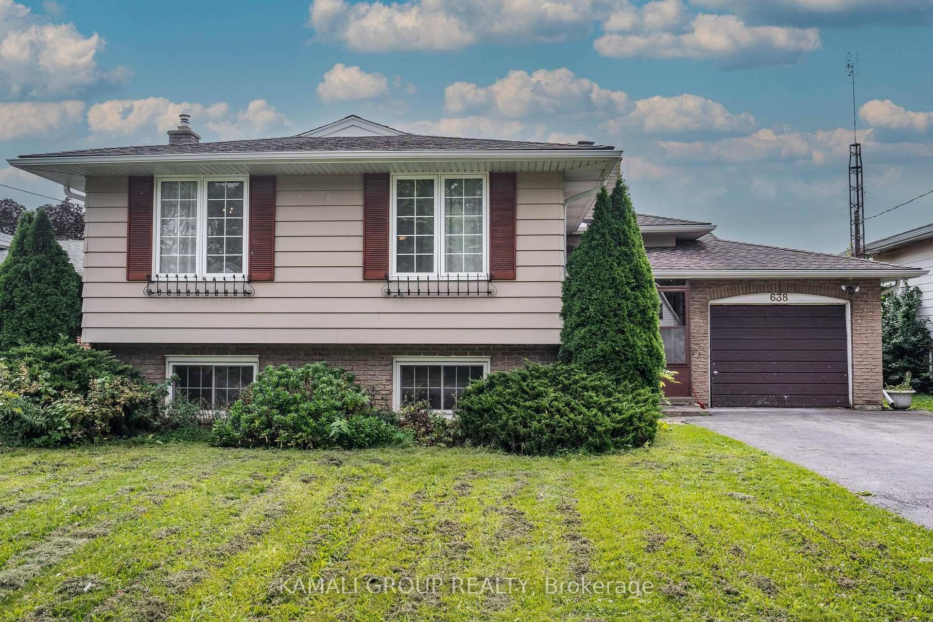 MOVE IN NOW ! 3 Bedrooms With 2 Parking Garage Storage !