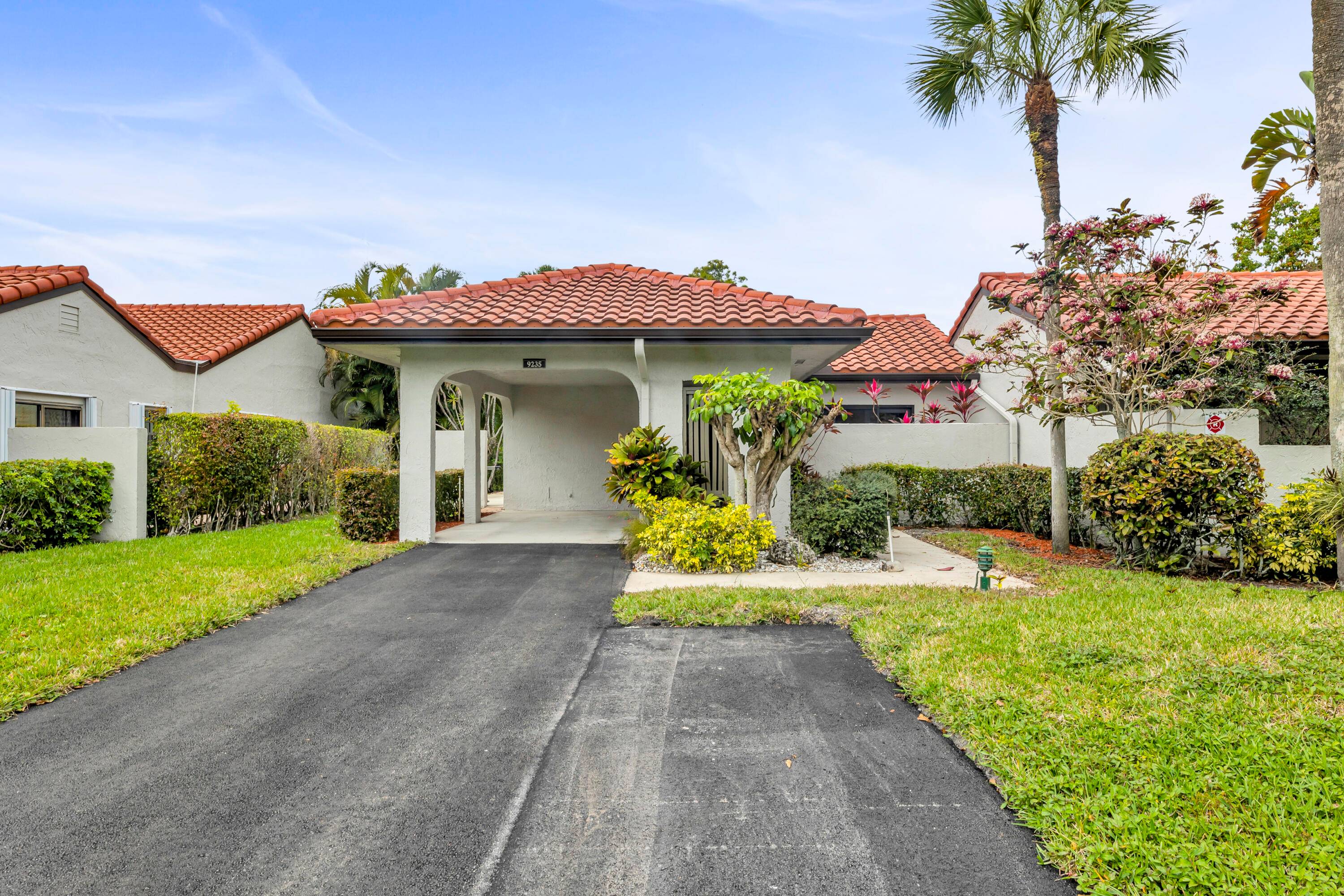 Welcome to your dream home in Boca Lago A beautiful 2 bedroom villa with a bonus room that can serve as a convenient home office or a cozy third bedroom.