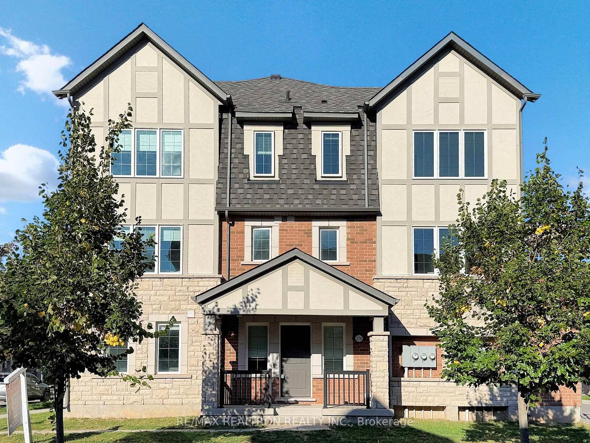 Welcome to 370 Timberland Gate, a luxurious and rare 4 bedroom, 4 bathroom corner unit freehold townhome in the heart of Oakvilles prestigious Preserve community.