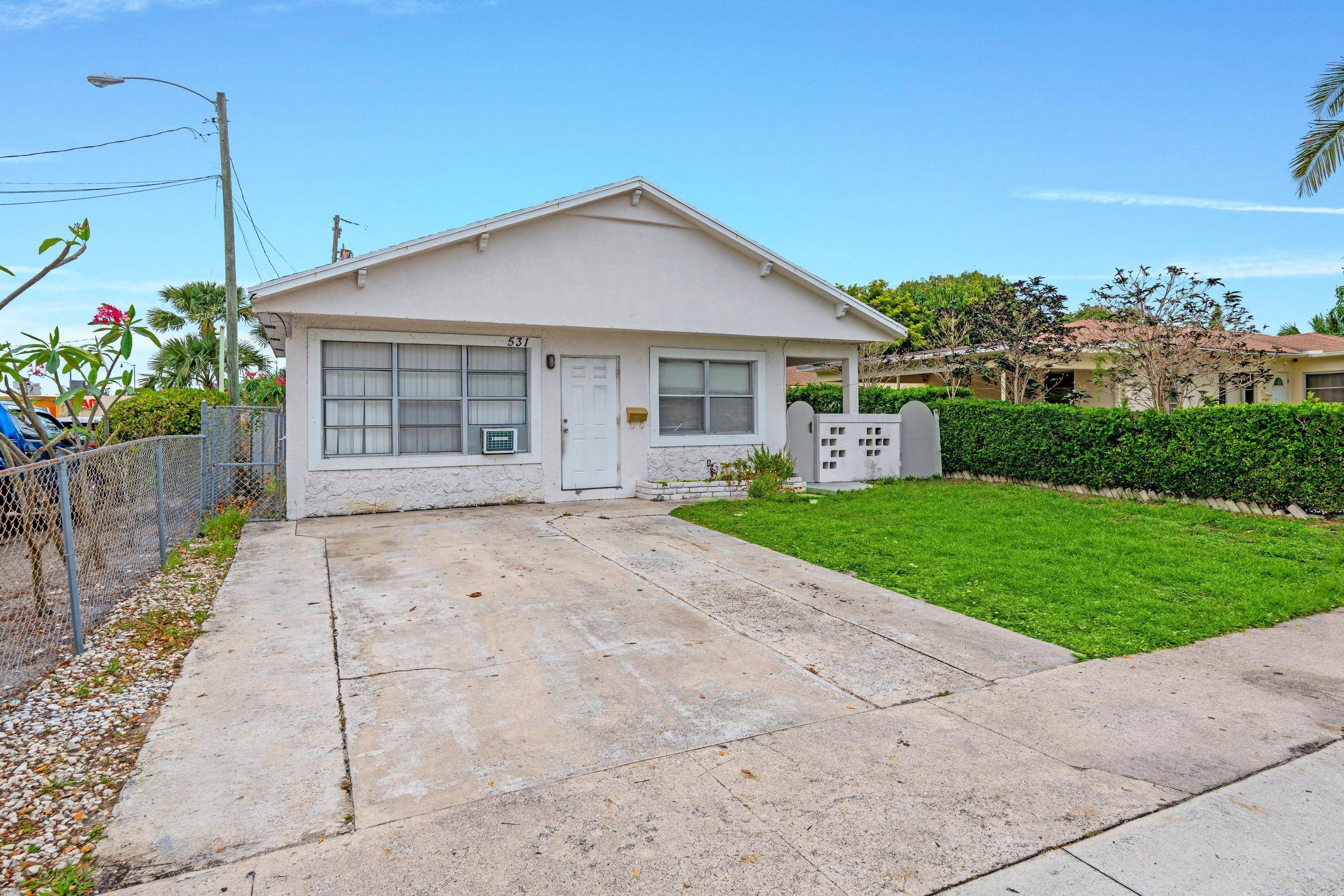 Investor Opportunity ! Discover the potential of this 3 bedroom, 2 bathroom, 1, 493 sq ft single family home, set on a 4, 408 sq ft lot in the heart ...