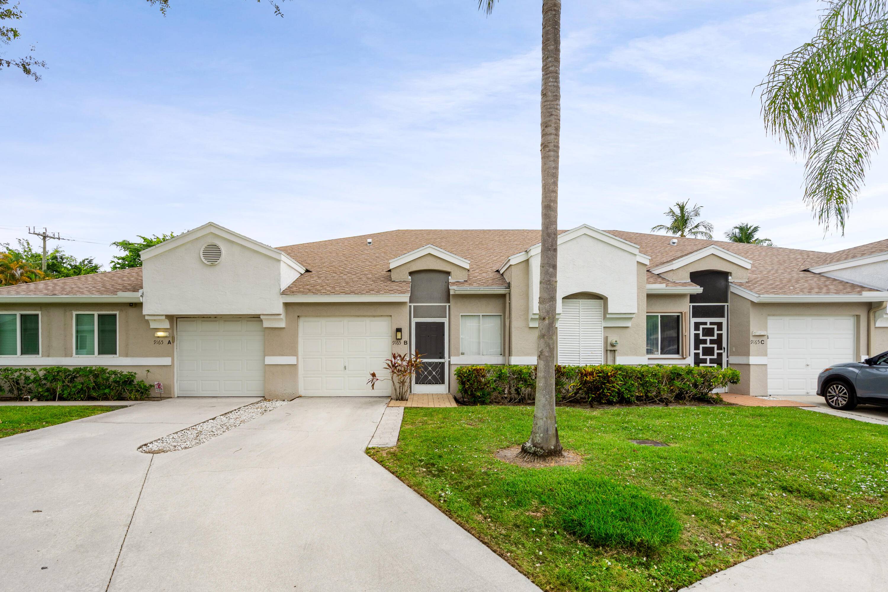 Welcome to Boca Gardens the place to be in the heart of it all !