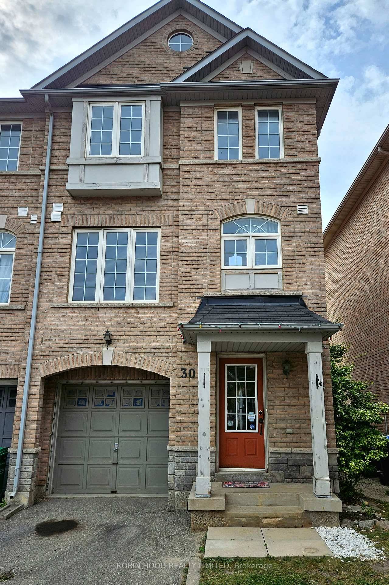 Newly renovated Townhouse in Brampton with 3 Bedrooms, Living Room, Dining Room, Kitchen, and 3 Washrooms.