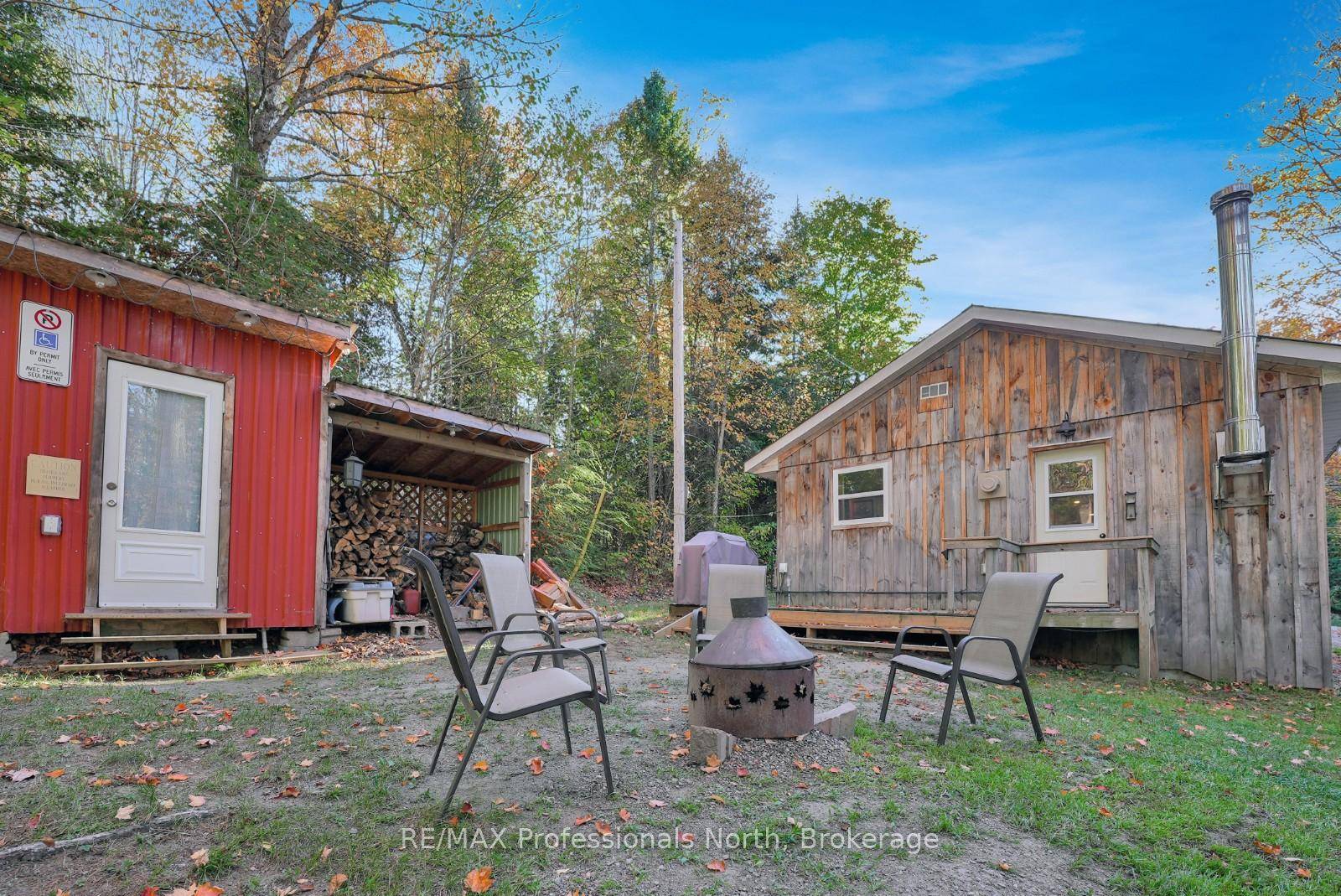This four season, 2 bedroom, 1 bathroom cabin offers 700 sq.