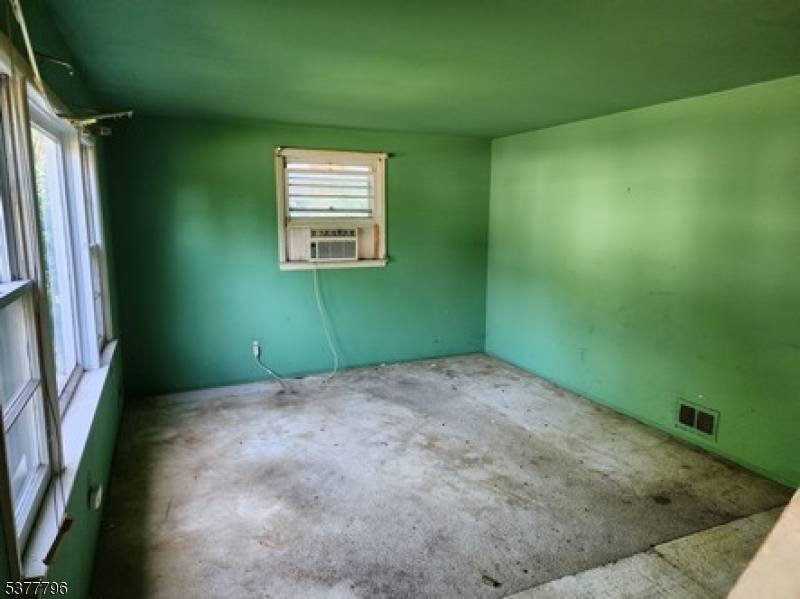 Charming Cape Cod featuring 6 rooms, 4 bedrooms, and 1 bath, just minutes from downtown.