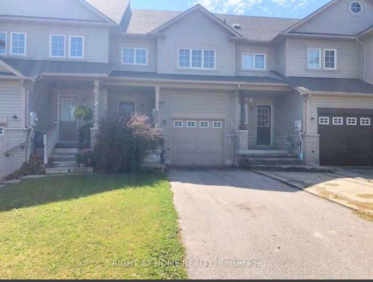 Fantastic Freehold Townhome In Great Whitby Neighbourhood !