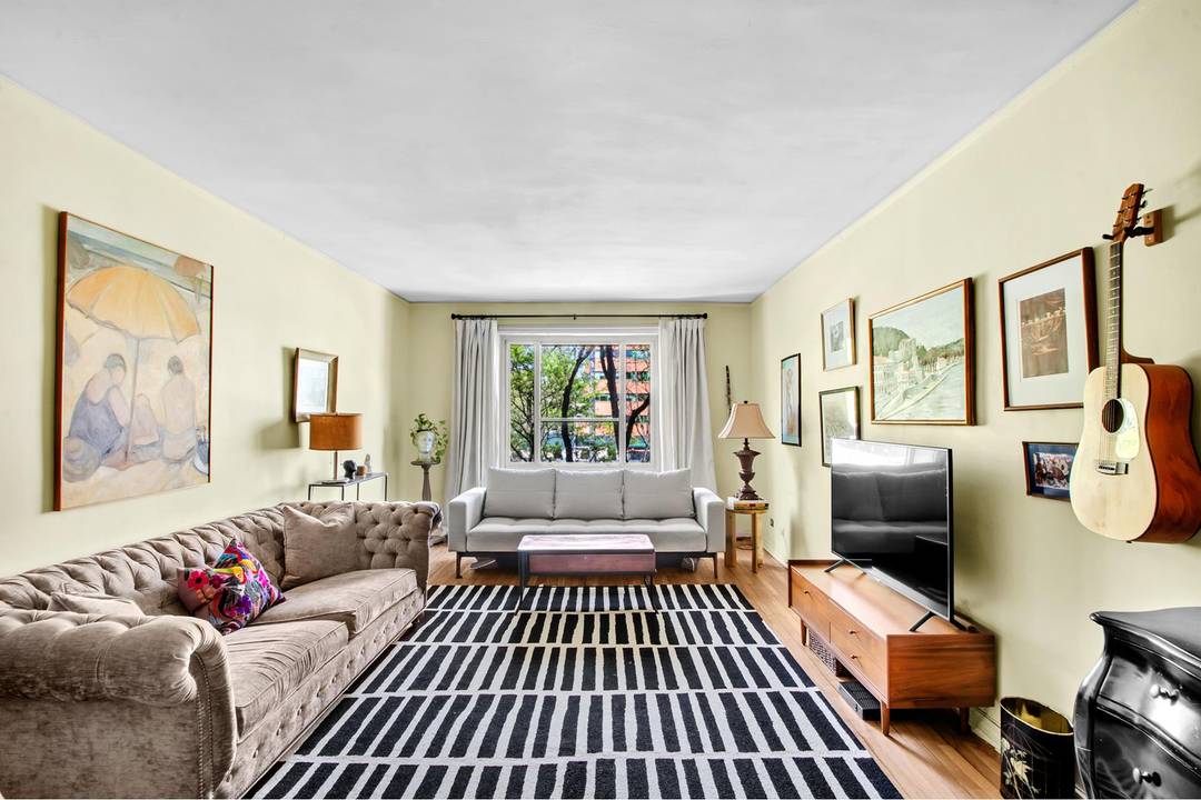 Welcome to Gracie Gardens a luxury Coop built in 1942 on the Upper East Side.