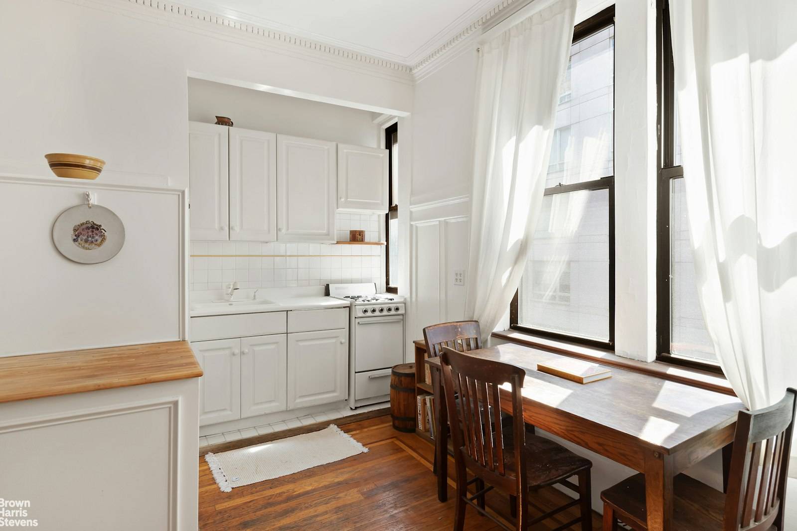 Let the sun shine in ! This quiet and sunny one bedroom apartment in the heart of Morningside Heights boasts pre war charm, featuring 10 foot ceilings, crown molding, hardwood ...