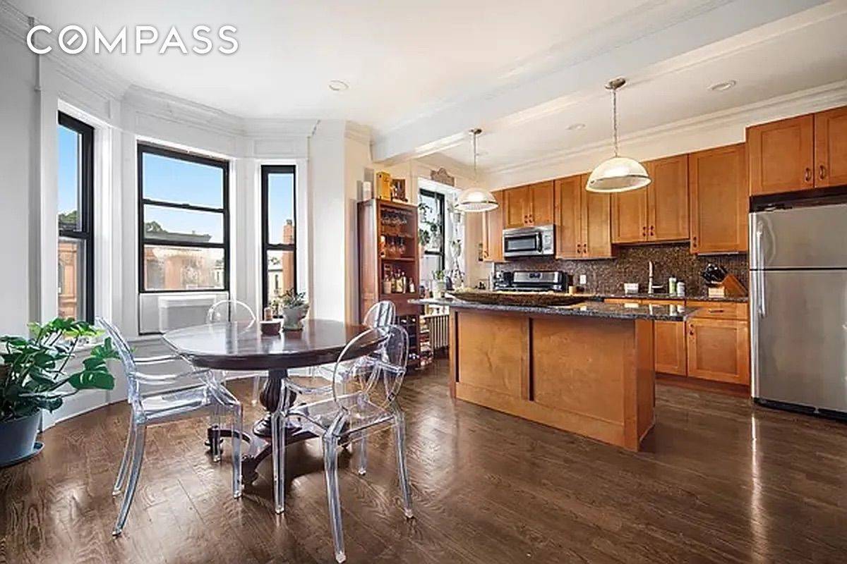 LET THE SUNSHINE IN..... LET THE SUNSHINE IN GENEROUS AND QUITE CONVERTIBLE 3BEDS 2 BATHS CENTRAL PARK SLOPE GEM PURR RUFF FRIENDLY Relax and entertain in the sun filled living ...