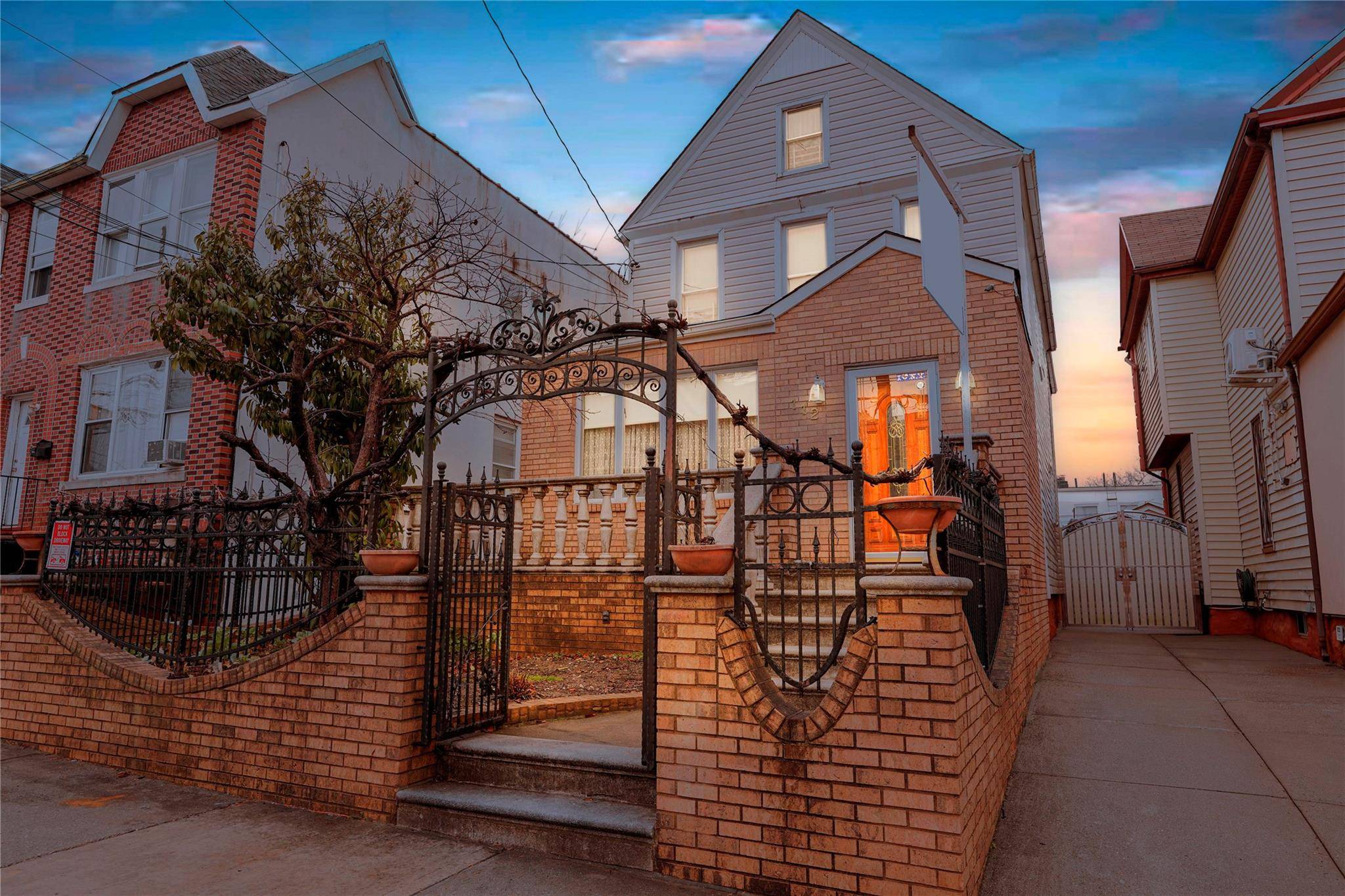 Welcome to this spacious and modern six bedroom, three bathroom fully detached home.