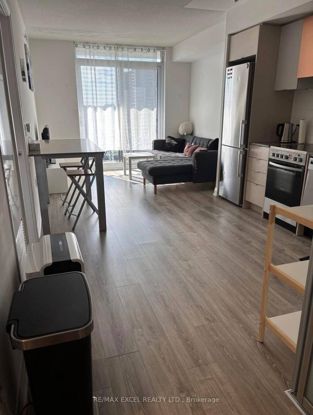 Spacious 610 Sq. Ft 1 Bedroom Den Condo Ready For Lease.