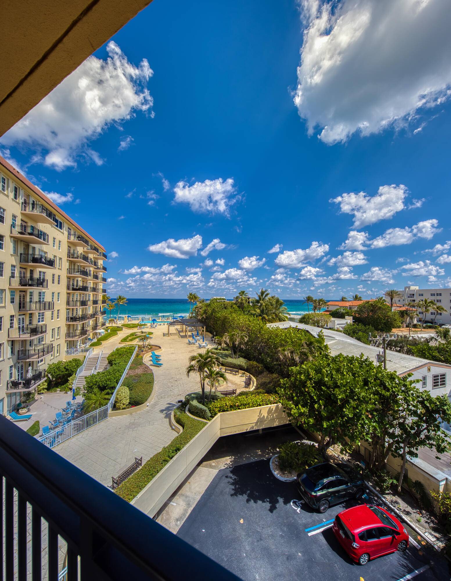 DIRECT OCEAN VIEWS FROM EVERY ROOM !