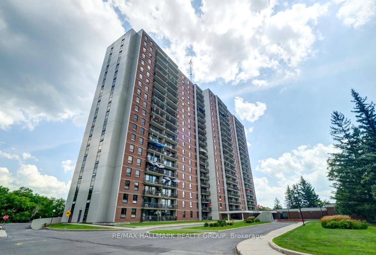 Welcome to Las Brisas, a sought after condominium community offering comfort, space, and stunning views !