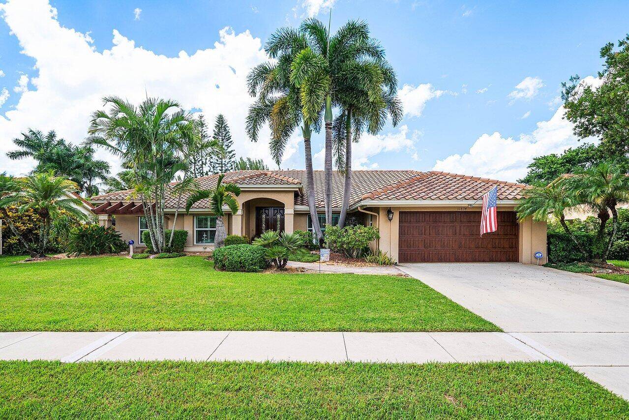 Stunning 4 BD, 2. 5 BA in Island Lakes of Boca Raton.