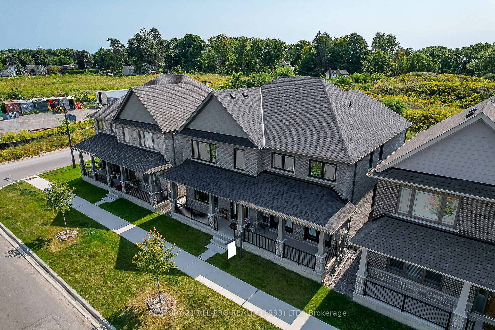 Gorgeous Newbuild ! Timeless character.