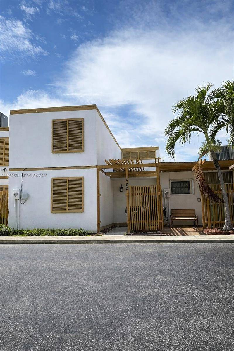 3BR 3BA townhouse fully renovated in the sought after gated Trail Run community.