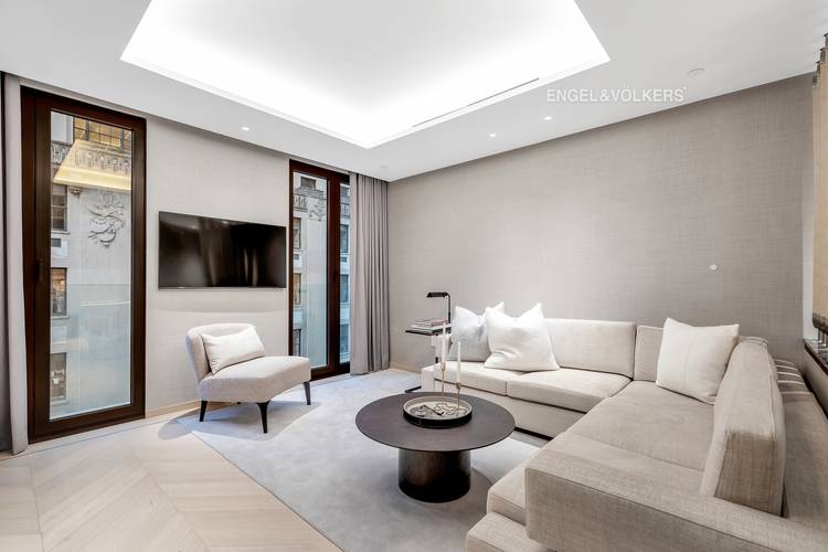 Meticulously appointed, fully furnished studio suite residence at Mandarin Oriental Fifth Avenue, renowned for exclusivity and security.