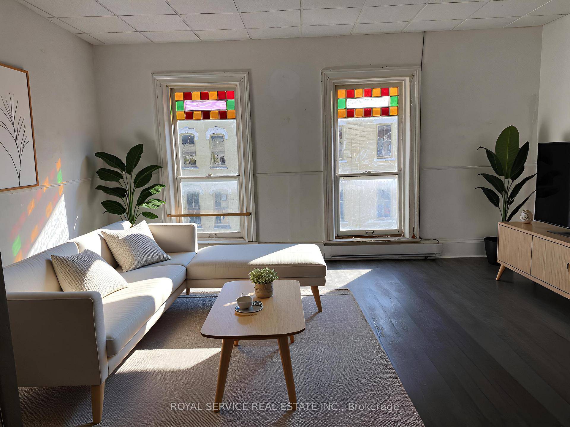 This is a really pretty, clean, bright, downtown apartment located on the third floor.