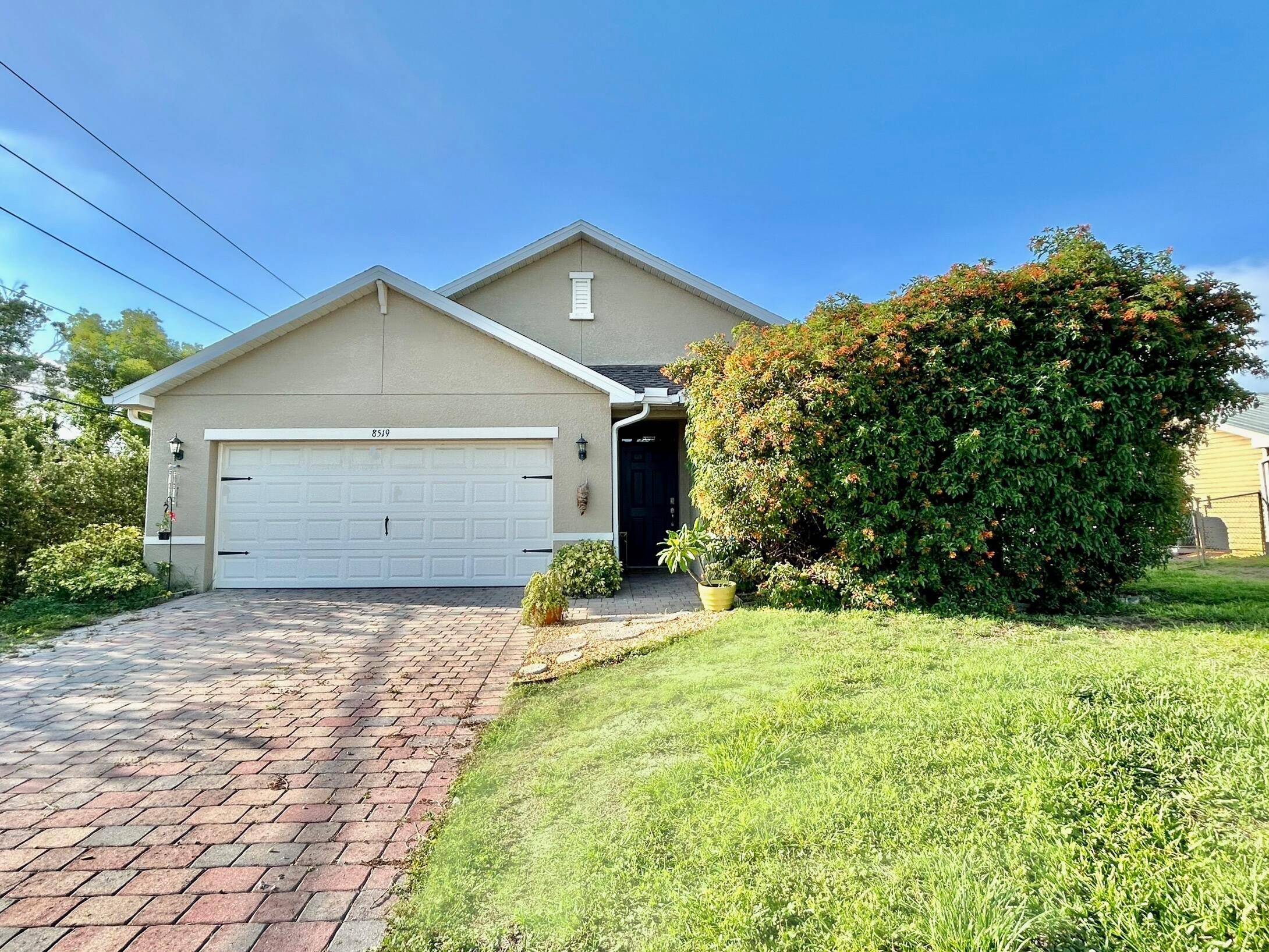 Beautiful single family home located in San Carlos Park !