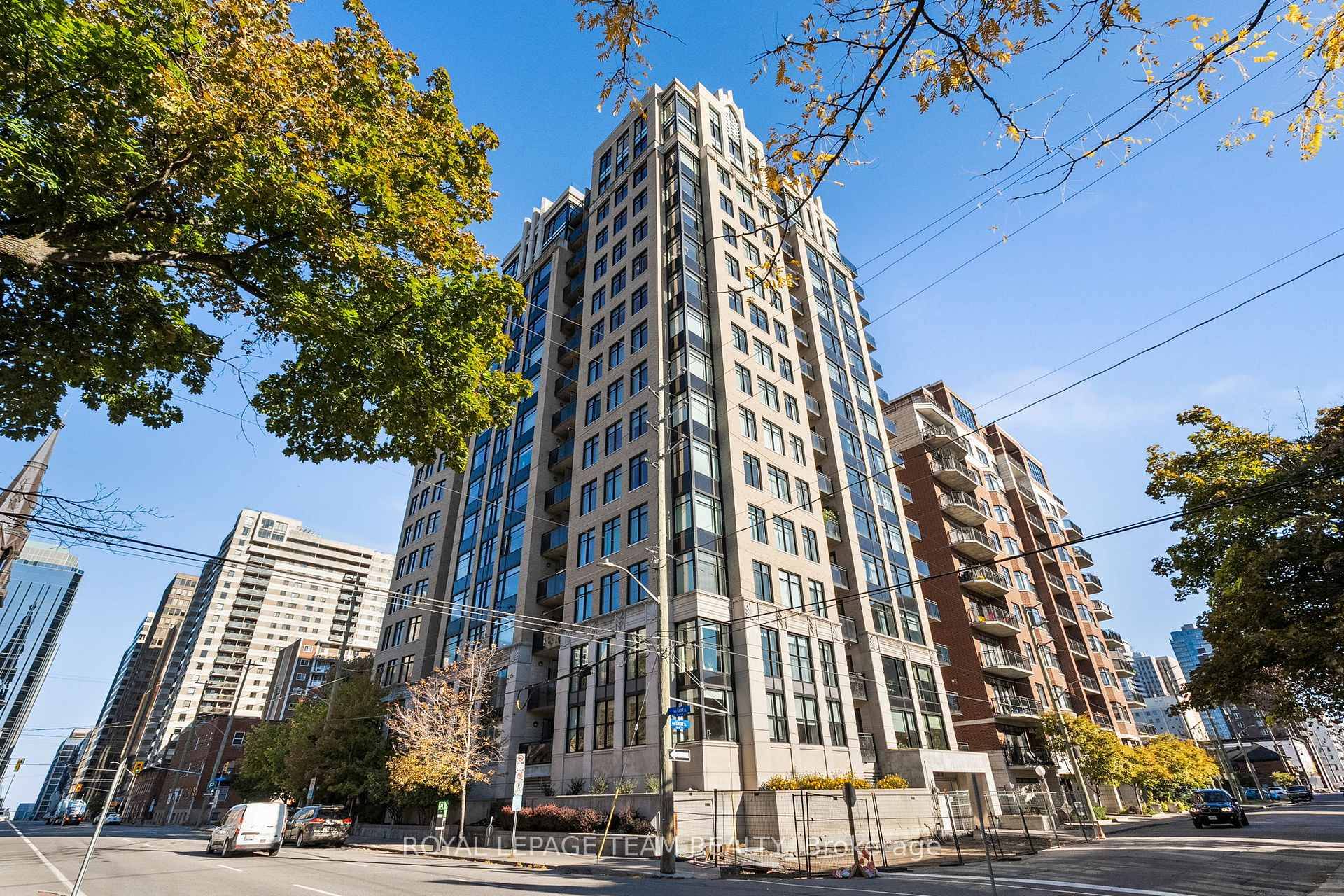 Experience chic Manhattan style living at Hudson Park, one of downtown Ottawas most sought after addresses.