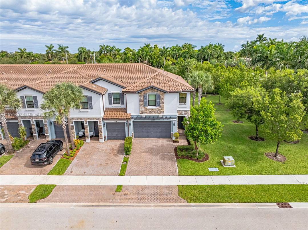 Welcome to this spacious 2, 008 sq.