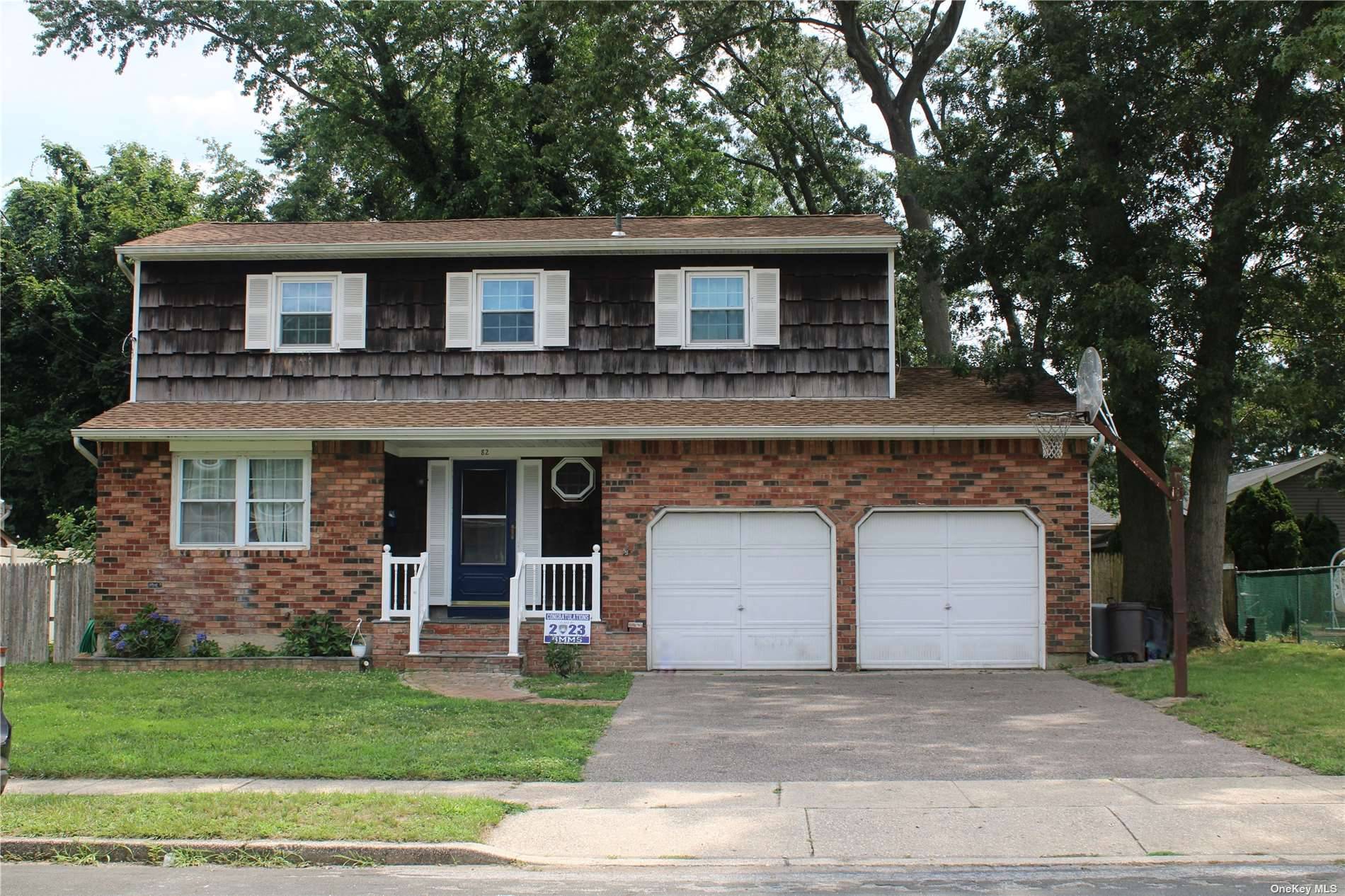Welcome to 82 Ryder Avenue in the coveted Sunset City area of North Babylon !