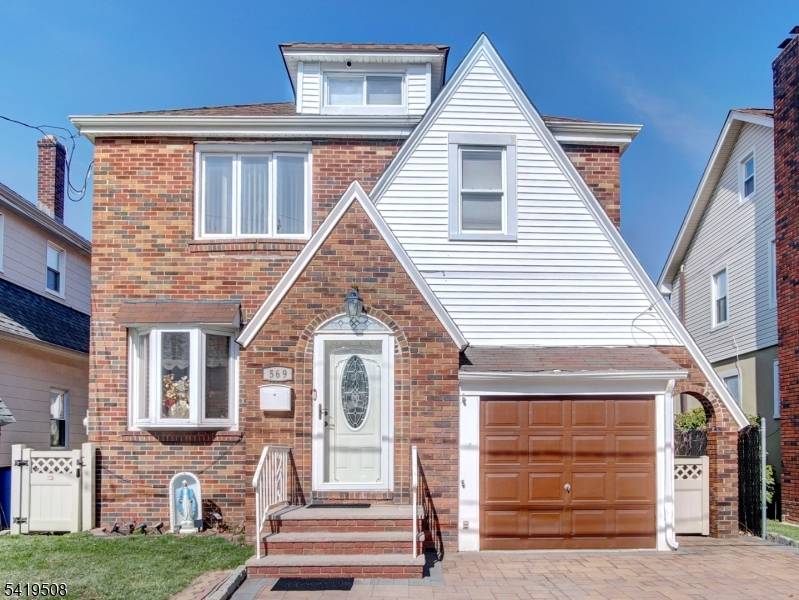 Well maintained single family home well located in Ridgefield, offering convenient access to major highways, transportation, shopping, dining, and the George Washington Bridge.