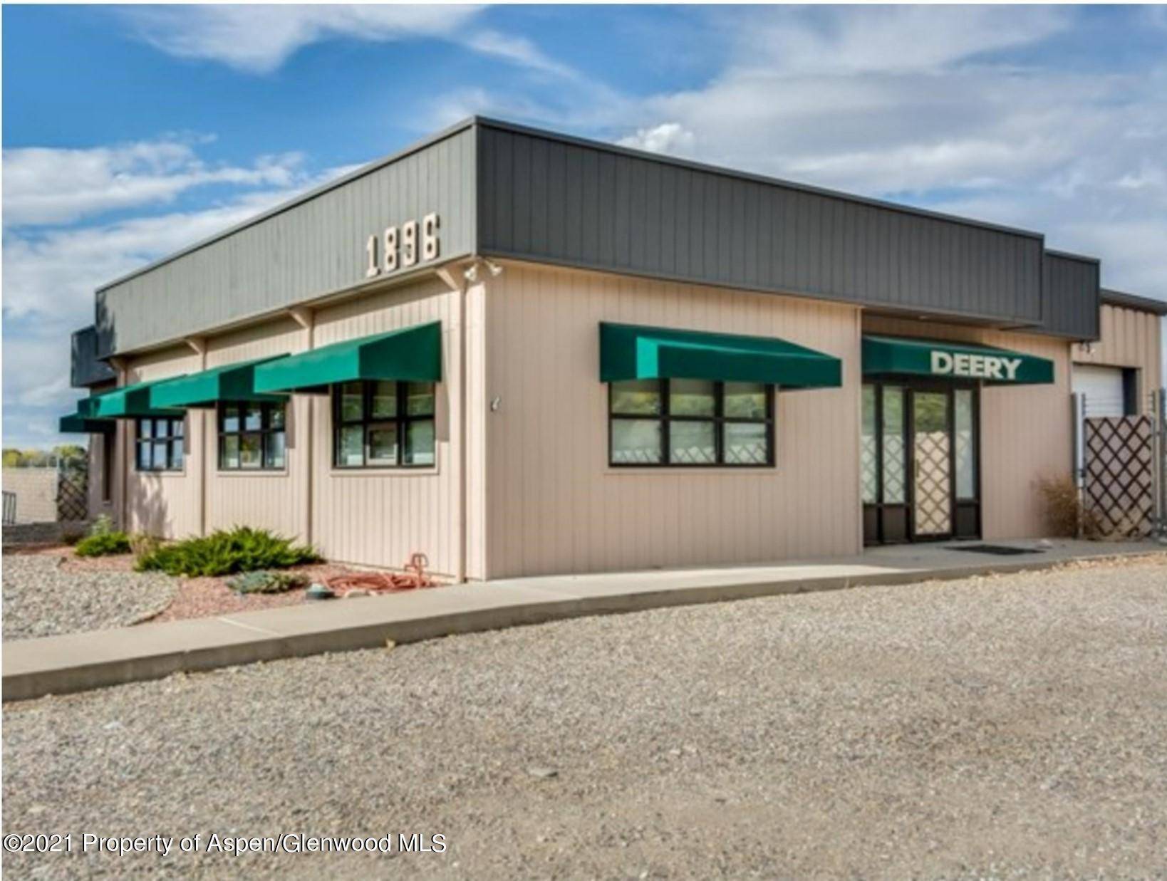 Nice office building and bay on 4.