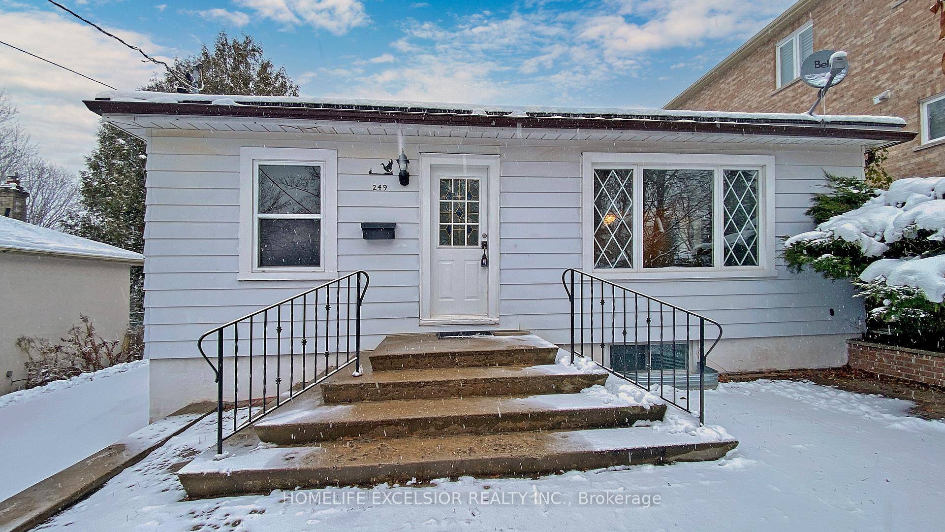 Calling All Builders amp ; Investors, Great Location In Central Richmond Hill, Extra Deep Lot 50 X 181.