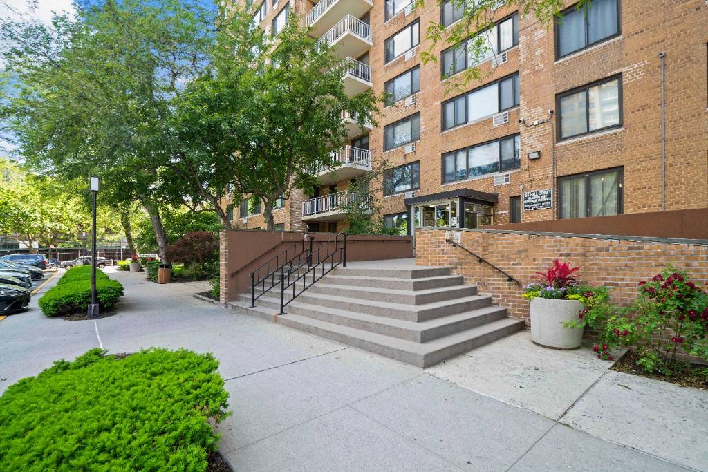 Spacious one bedroom apartment located on the 14th floor of Willoughby Walk Coop Apts in Clinton Hill.