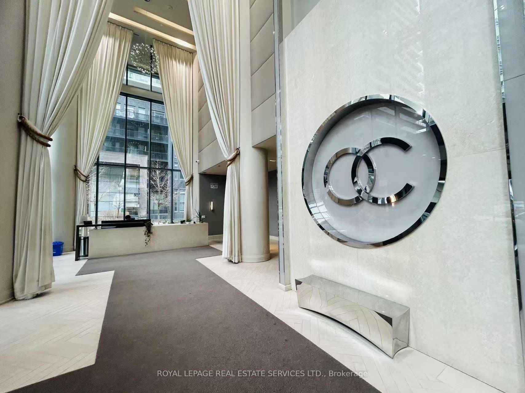 Luxury Waterfront Condo With Spectacular Lake Views !