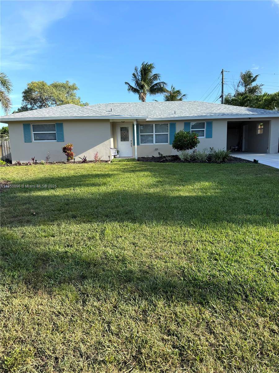Location ! 1 mile from the Bch.