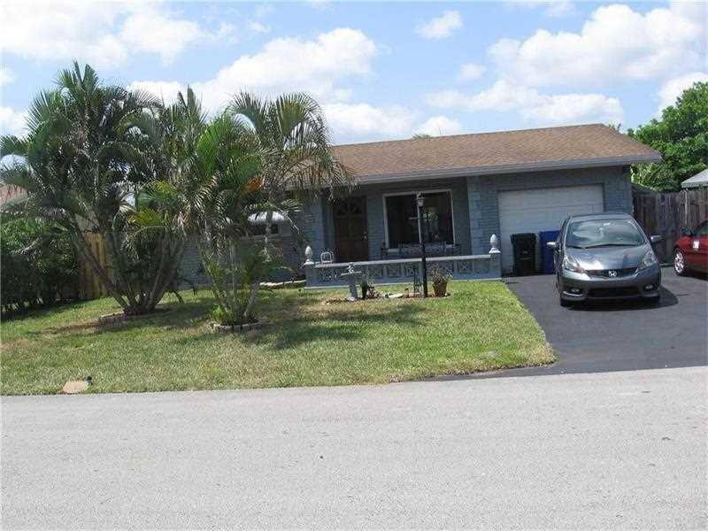 3 BED 2 BATHS WITH A LARGE SCREENED IN PATIO WITH MEXICAN TILE, FREE FORM POOL WITH A FENCED IN YARD FOR PRIVACY, GOOD SIZED SIDE YARD AND ROOM FOR ...