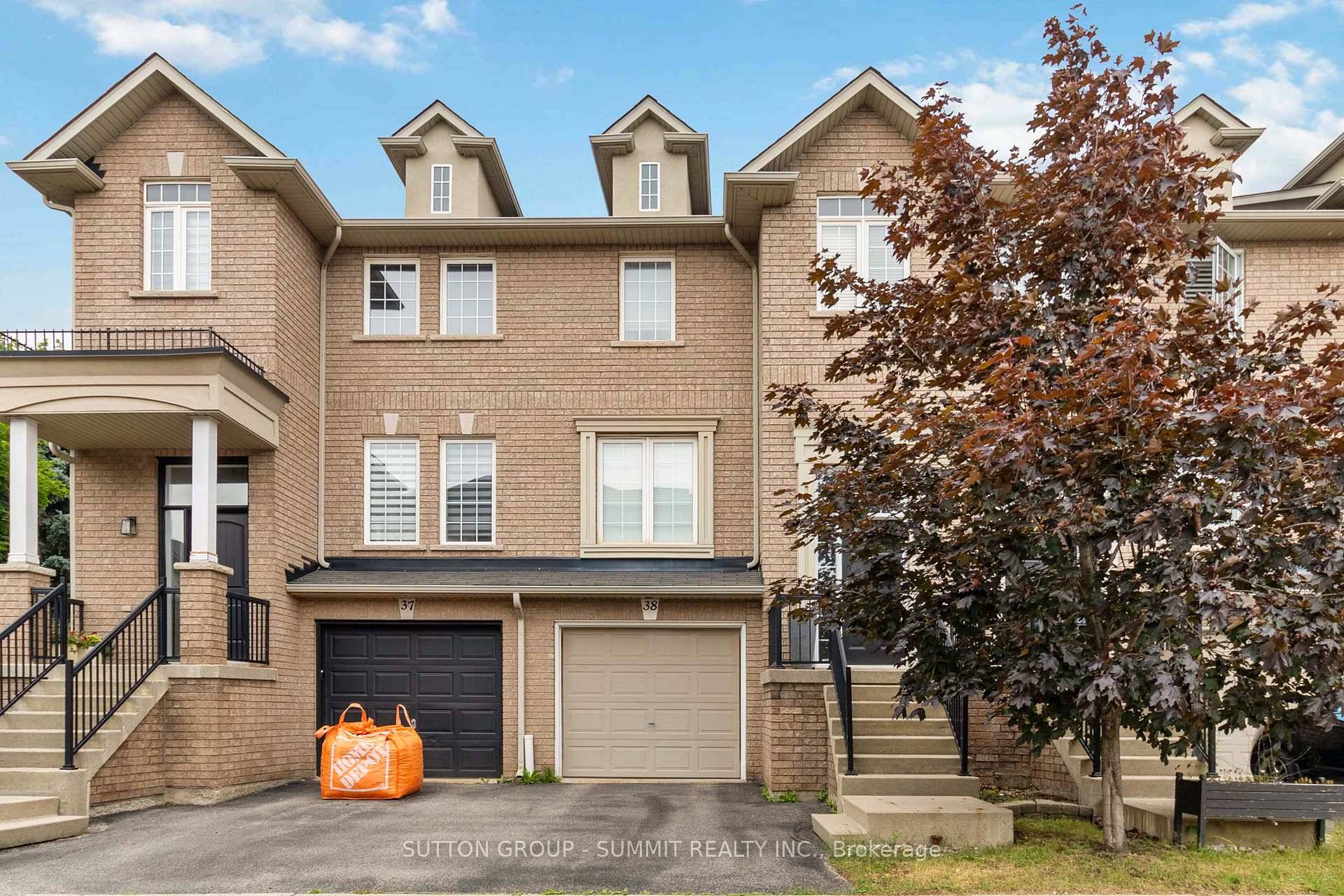 BEAUTIFUL FREEHOLD TOWNHOME BACKING ONTO GREENSPACE WITH NO REAR NEIGHBOURS !