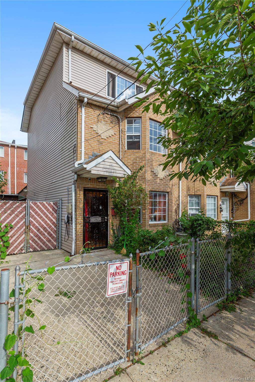 Welcome to this beautifully maintained, modern living and move in ready 30 years old triplex situated in the heart of Kew Gardens, the easiest access to major highways, subway, buses, ...