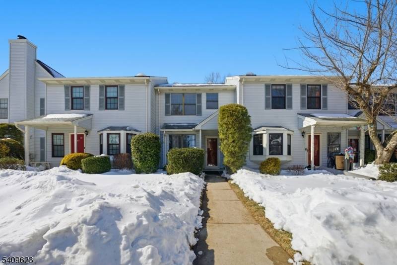 Welcome to 303 Maplecrest, an east facing, beautifully maintained townhome in the desirable Maples community of Edison.