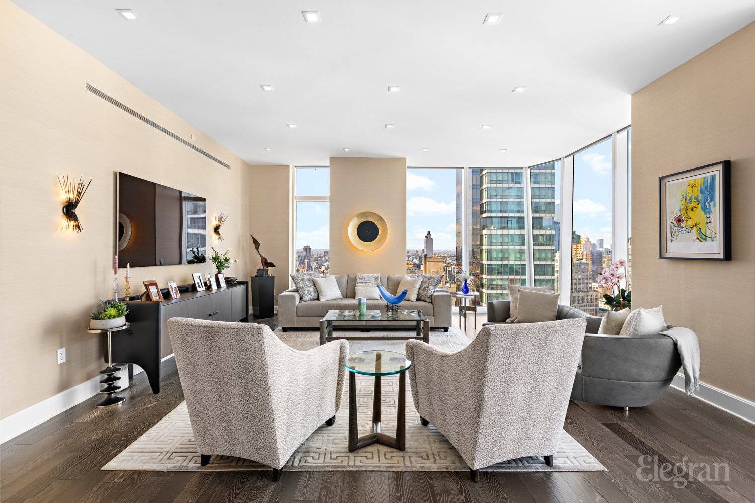 LARGE TRIPLE MINT 2 BEDROOM WITH PRIVATE SPA Enjoy sunrise to sunset views from the Brooklyn Bridge to the Hudson River, all from spectacular 11 floor to ceiling windows.