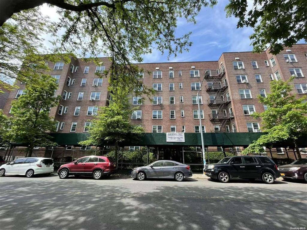 Corner unit, bright and sunny Large spacious 2 bedroom apartment around 1250 sq feet.