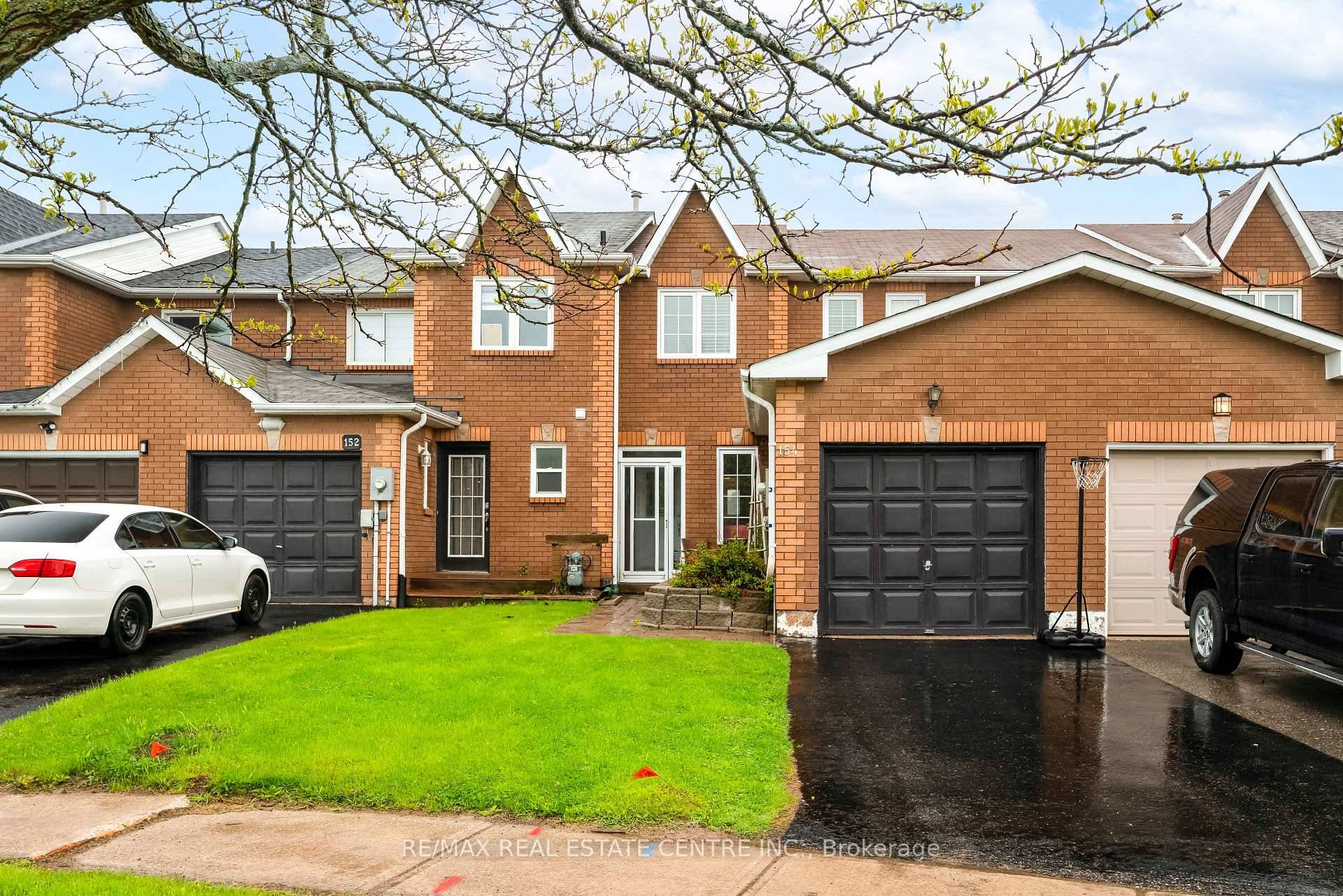 This well kept freehold townhouse offers incredible value with no condo fees, no rental items, and minimal upkeep making it a fantastic choice for first time buyers, families, or downsizers ...
