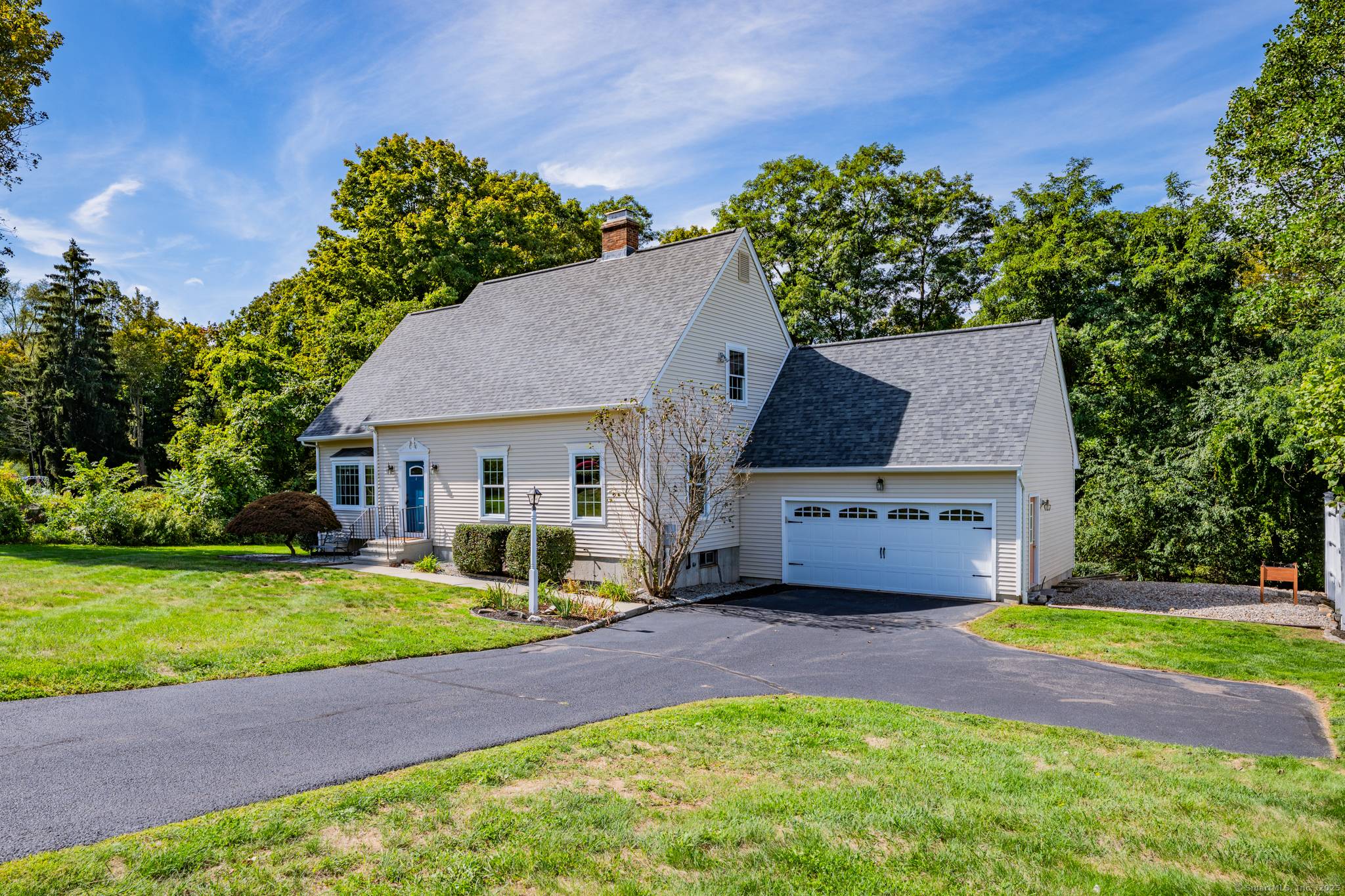 Set on a peaceful cul de sac of stately homes, this 4 bedroom, 2.