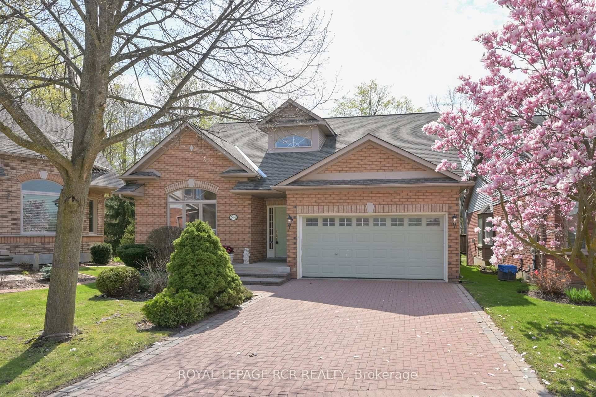 26 Forest Link is a lovely bungaloft backing onto the golf course, at the end of a quiet cul de sac, a perfect location !