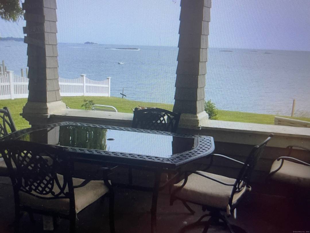 Wonderful direct waterfront located in Pine Orchard.