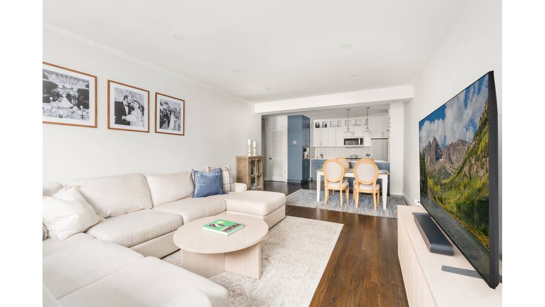 No detail has been overlooked in this meticulously renovated sun filled two bedroom, two bathroom residence located in the heart of Carnegie Hill.