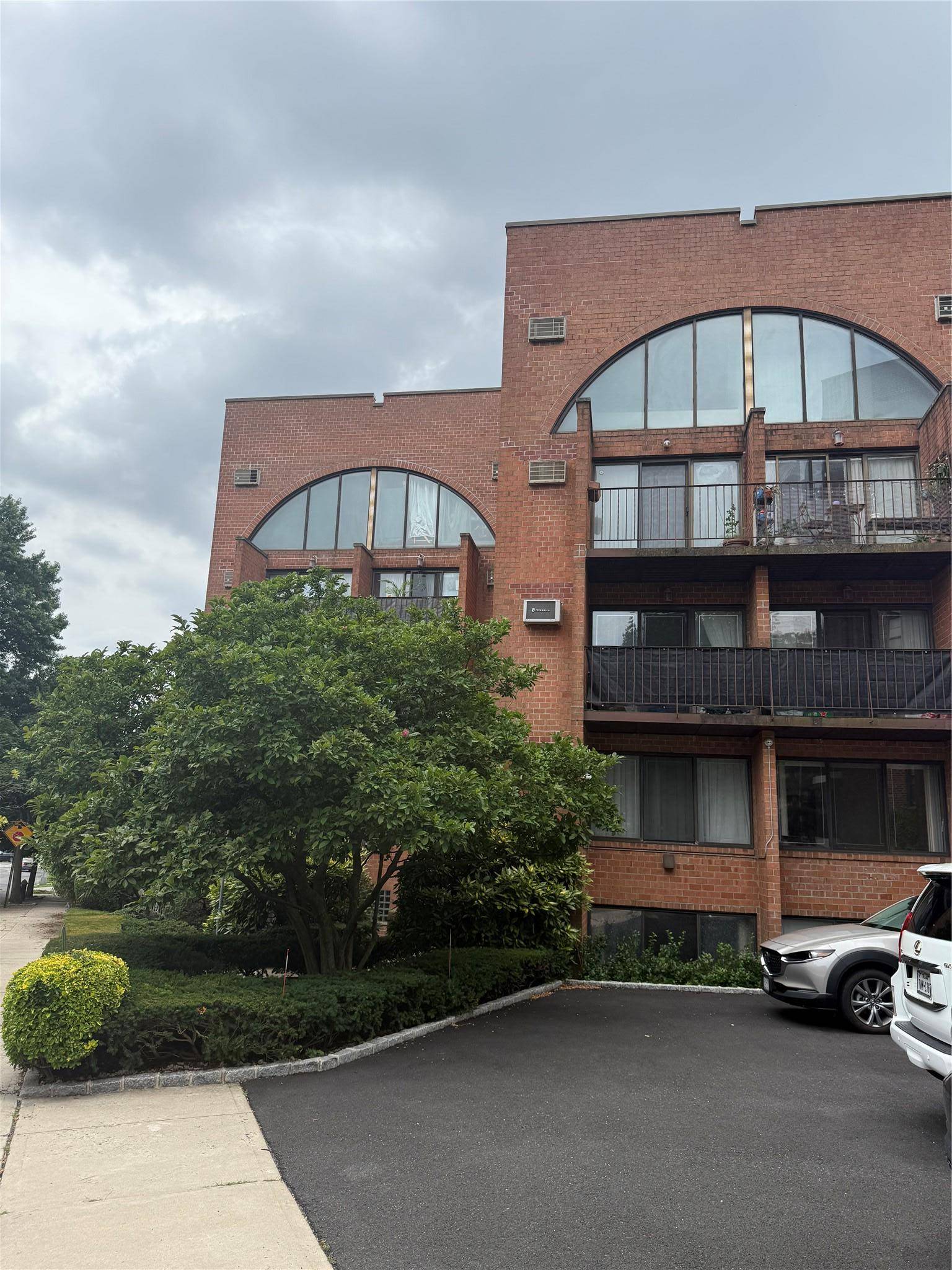 Charming Duplex Condo with Parking in the Heart of Kew Gardens Welcome to the Kew Gardens Townhouse Condominium, ideally situated on a quiet, tree lined street just two blocks from ...